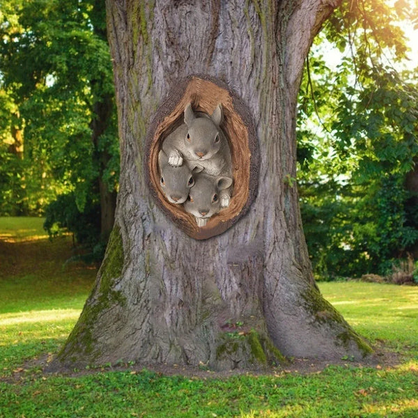 NuttyNibbler - Verspielte Baumloch Statuen